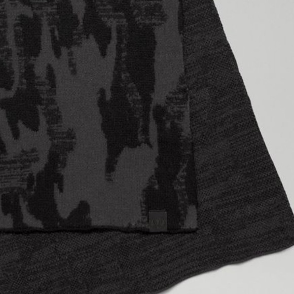 NWT oversized jacquard scarf camo - Picture 8 of 10